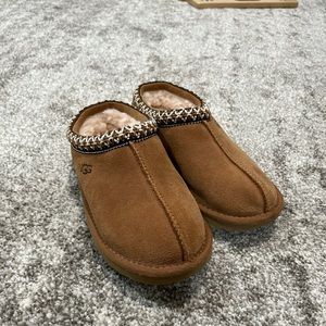 Boy Ugg’s slipper size 1
